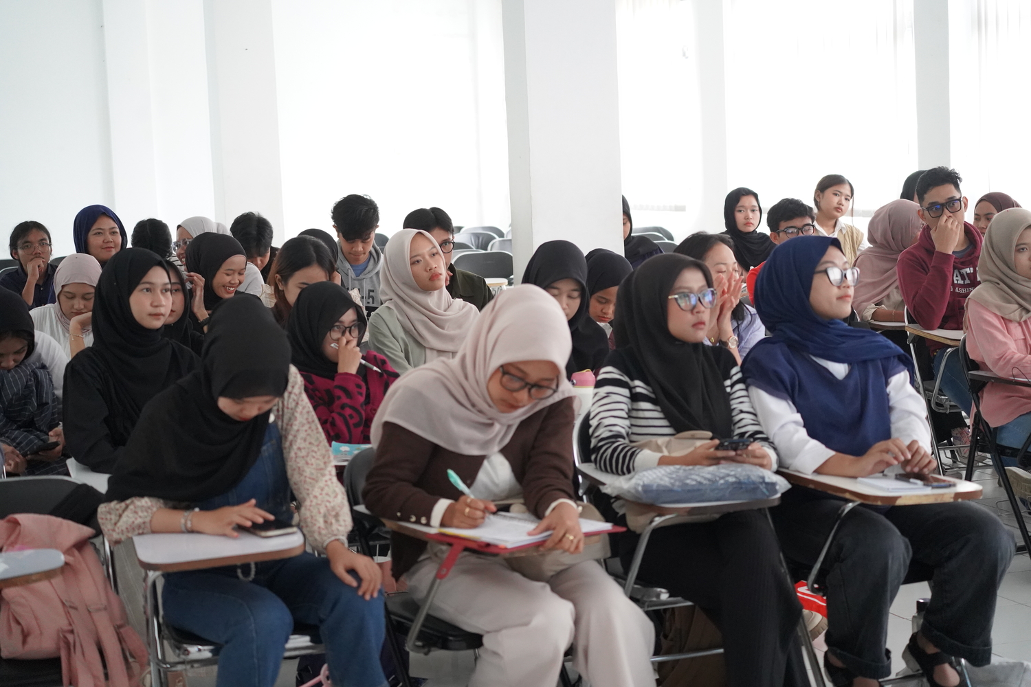 Suasana Perkuliahan dan Fokus Mahasiswa di Kelas