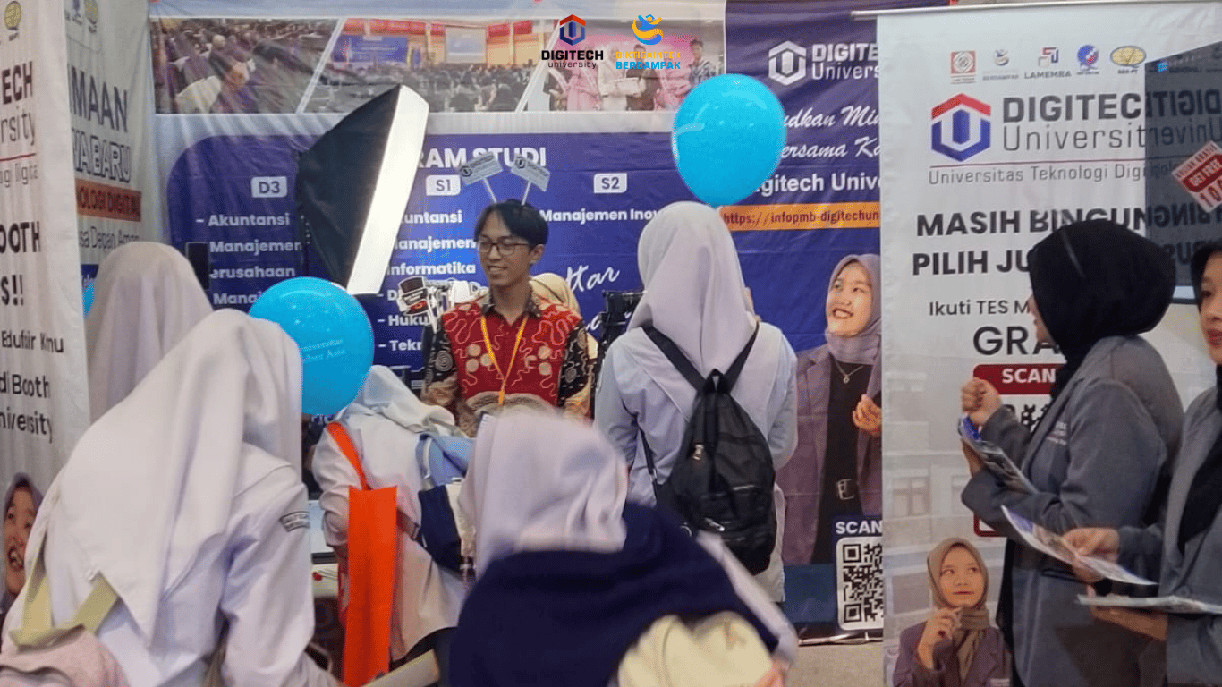 Sekelompok siswa SMA sedang berkonsultasi mengenai panduan cara daftar kuliah di booth pameran Digitech University yang bertuliskan "Masih Bingung Pilih Jurusan?"